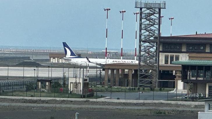 Rize'de kuÅŸ sürüsüne çarpan uçak arıza yapınca aprona çekildi