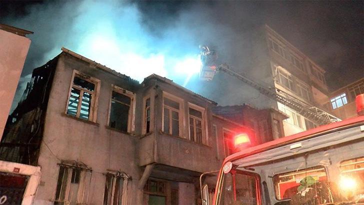 Fatih'te sahibinin geçtiğimiz yıllarda define aradığı binada yangın; 1 gözaltı