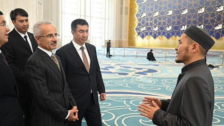 Bakan Uraloğlu, Astana Büyük Camisi’ni ziyaret etti