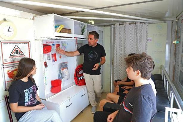 Öğrencilere deprem simülasyon tırında eğitim