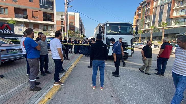 Yoldan geçerken çöp kamyonunun altında kalan yaya öldü