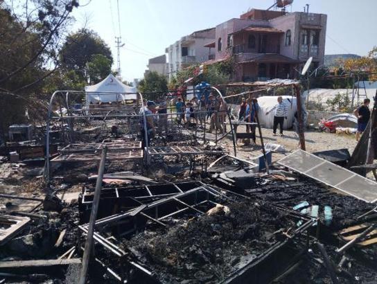 Hatay'da, çadırları yanan depremzede aileye kaymakamlıktan konteyner desteği