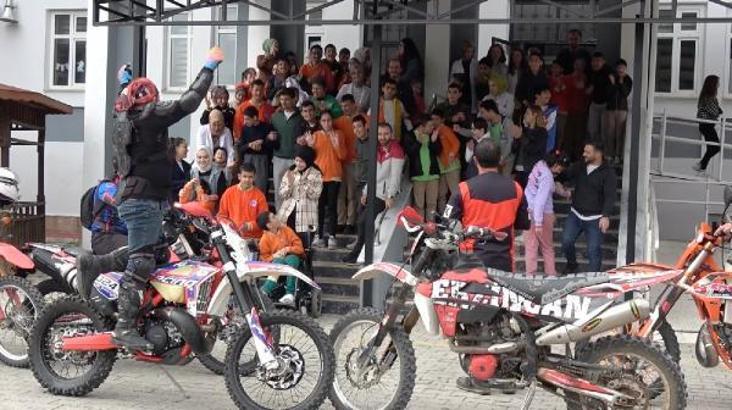 Özel çocuklara motokross etkinliği