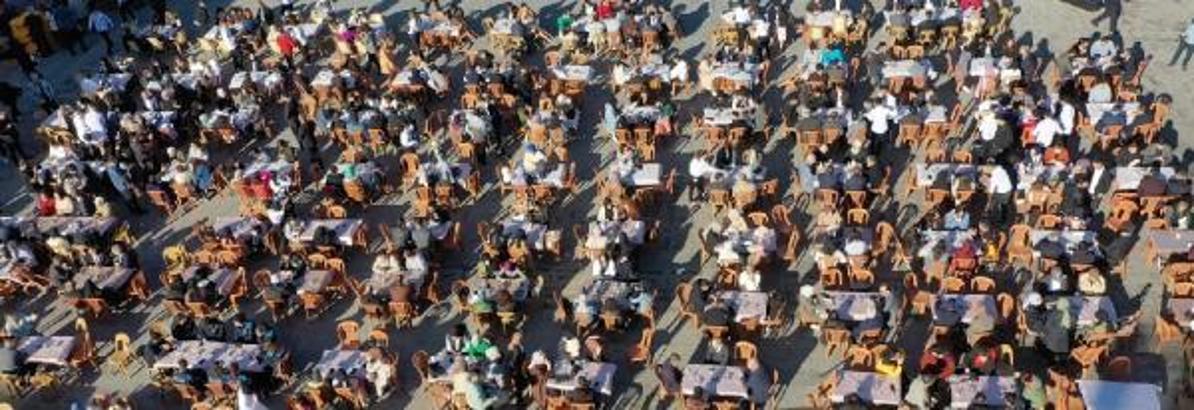 Vali, üniversite öğrencileri ile Kızılay Meydanı'nda kahvaltı yaptı