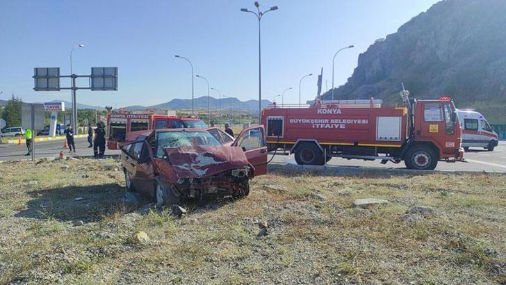 Hafif ticari araçla otomobil çarpıştı: 6 yaralı