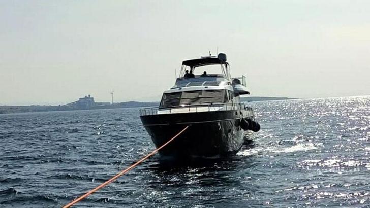 Çanakkale Boğazı'nda su alan teknedeki 4 kişi kurtarıldı