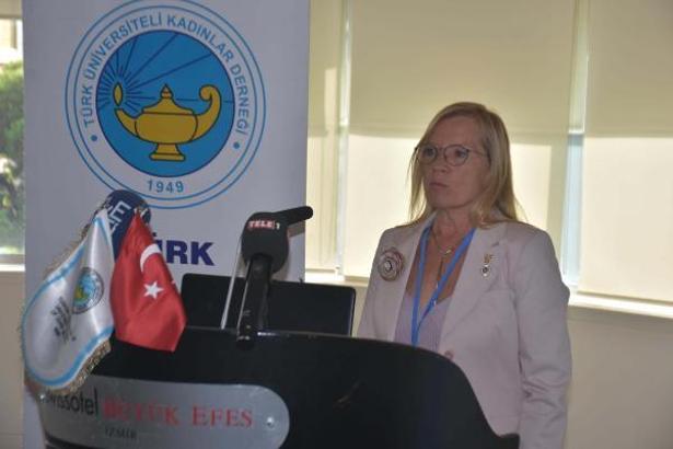 İzmir'de 'Barış, eşitlik, dayanışma ve kadın' etkinliği