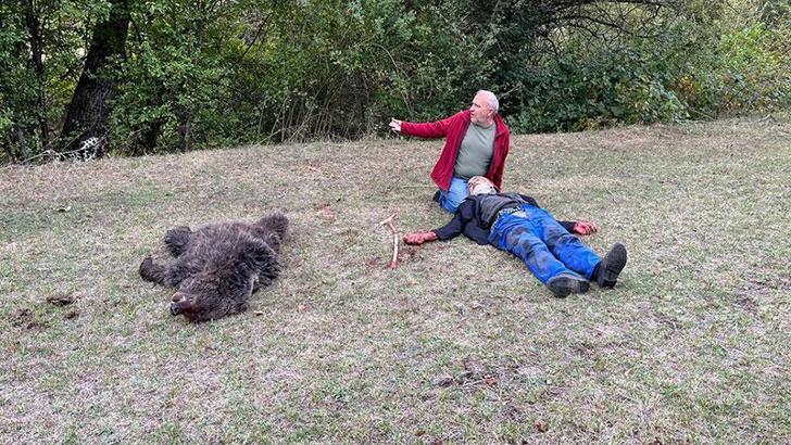 Ayının saldırısına uğrayan yaşlı adamı komşuları kurtardı