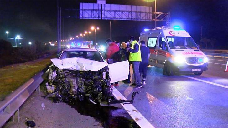Pendik'te yabancı uyruklu tiyatro oyuncusunun kullandığı otomobil kaza yaptı