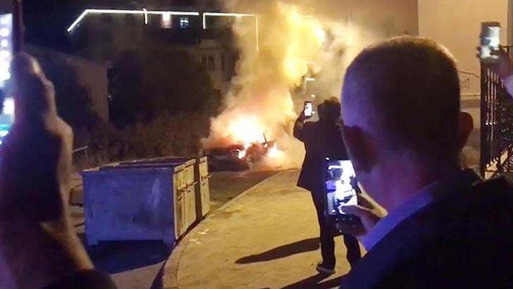 Seyir halinde alev alan otomobil yandı, çevredekiler görüntülemeye çalıştı