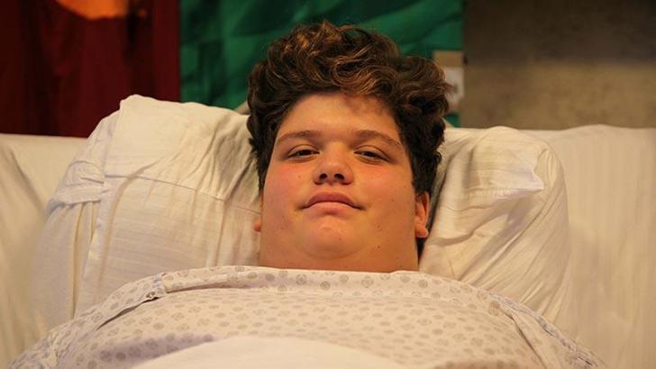 160 kiloya çıkan 15 yaşındaki Emre'ye mide küçültme ameliyatı; halı sahada top oynamak istiyor