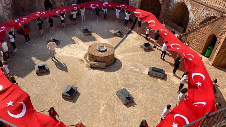 Cumhurbaşkanlığı Türkiye Bisiklet Turu’nun ilk gününde bayrak şöleni