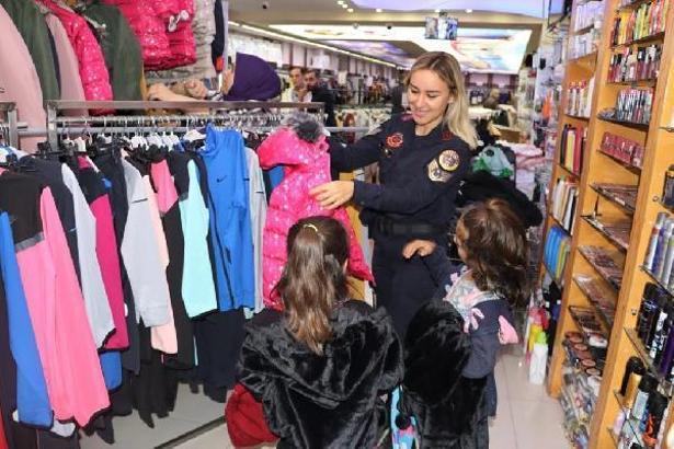 Jandarmadan çocuklara kışlık kıyafet hediyesi