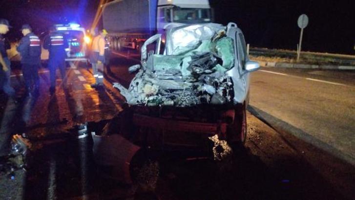 Aksaray'da hafif ticari araç TIR'a çarptı: 2'si çocuk, 6 yaralı