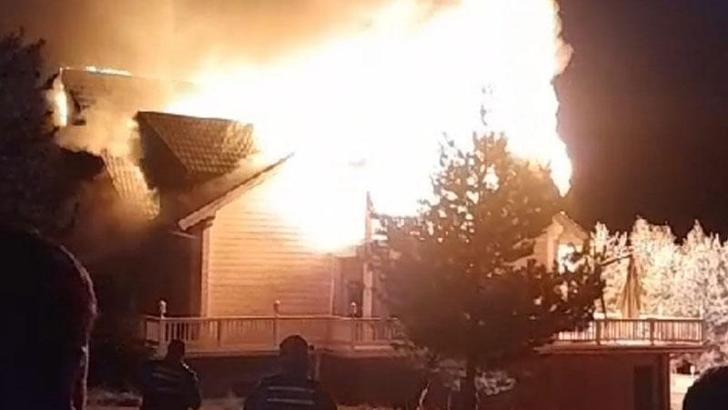 Kütük Ev, şömineden sıçrayan kıvılcımla yandı