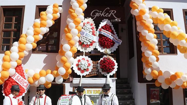 Eski vekilin açtığı kafenin gelirleri öğrencilere burs olacak