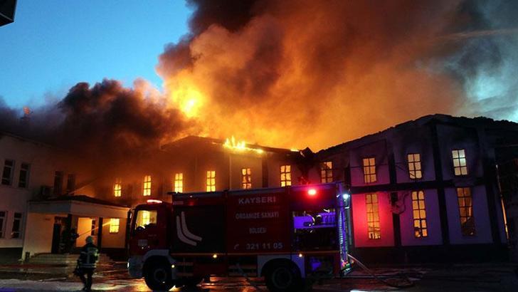 Kayseri'de mobilya fabrikasındaki yangın kontrol altında