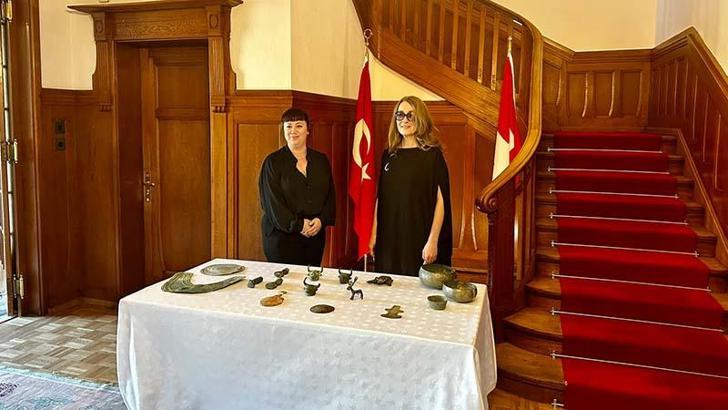 Türkiye’den kaçırılan 37 tarihi eser geri alındı