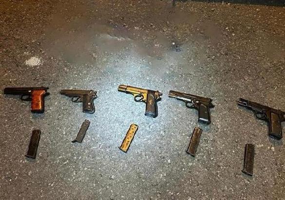 Polis, kaçak silahları kaputta buldu