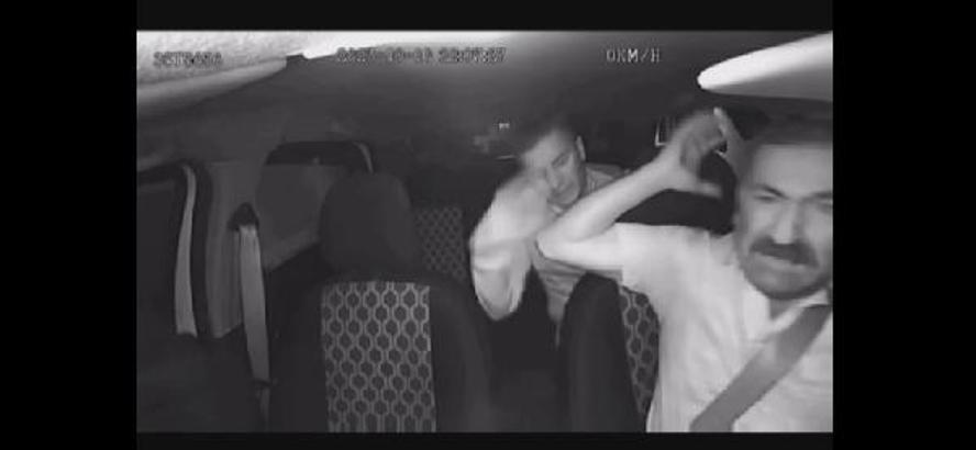 Taksici şoförüne kaldırım taşı ile gasp girişimi araç kamerasınca kaydedildi