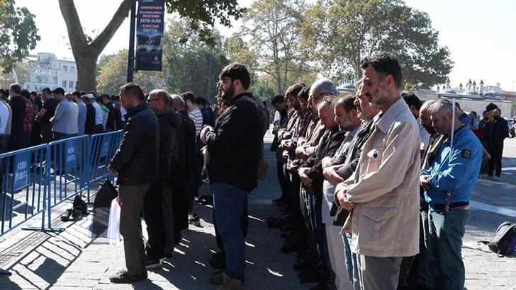 Filistin'de hayatını kaybedenler için gıyabi cenaze namazı kılındı