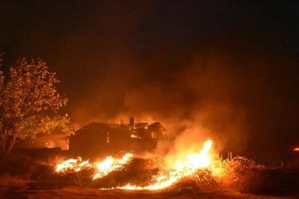 Yakılan kuru otlardan sıçrayan alevler 2 katlı evi kullanılmaz hale getirdi