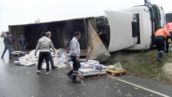 Büyükçekmece'de bariyerlere çarpan TIR devrildi