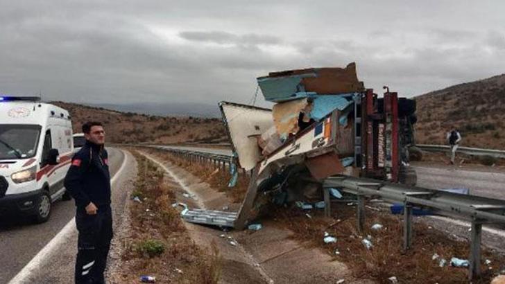 Balıkesir'de TIR devrildi; Gönen- Bandırma yolu 9 saat trafiğe kapandı