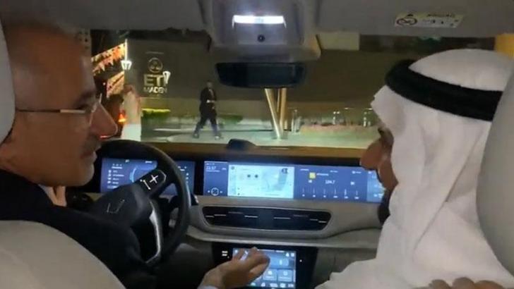 Bakan Uraloğlu, Suudi Arabistan Hac ve Umre Bakanı er-Rabia'yı TOGG ile karşıladı