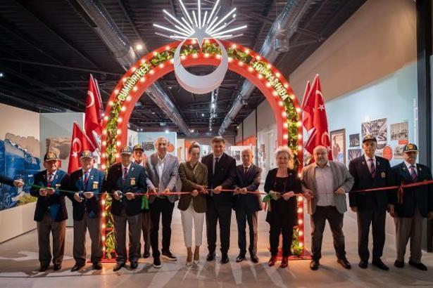 Karşıyaka'da 'Bir Millet Uyanıyor' sergisi kapılarını açtı