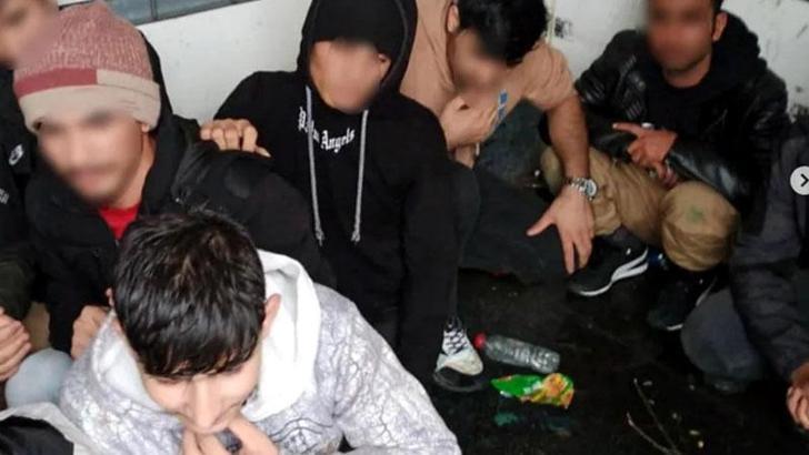 Kargo şirketine ait görünümlü kamyonda 58 kaçak göçmen yakalandı