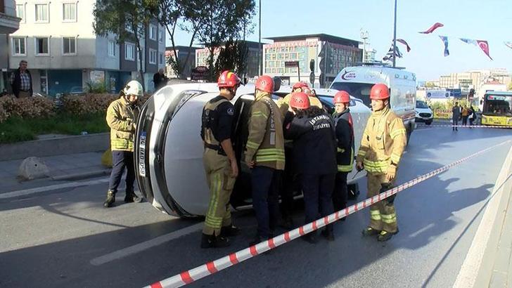 Şişli'de otomobil yan yattı: Trafikte kalan yolcular yürümek zorunda kaldı