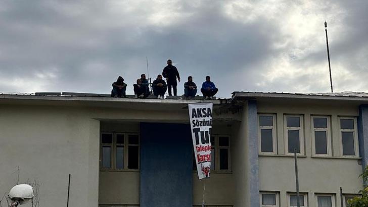 İşten çıkarılan arkadaşları için firmanın çatısına çıktılar