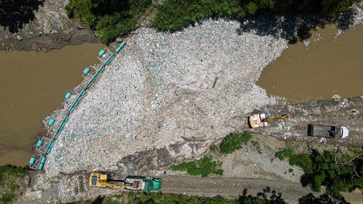 3 milyon ton çöpün Karayip Denizi’ne ulaşması engellendi