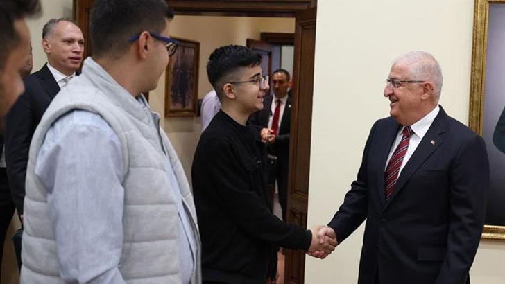 Bakan Güler, gençlerle buluÅŸtu