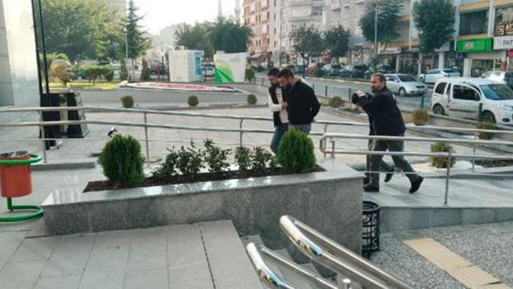 Alıkoydukları kişinin parasını gasbettiler