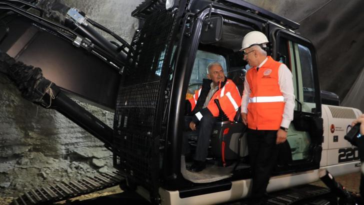 Bakan Uraloğlu, Erzincan Sünebeli Tüneli'nin ışık görme törenine katıldı