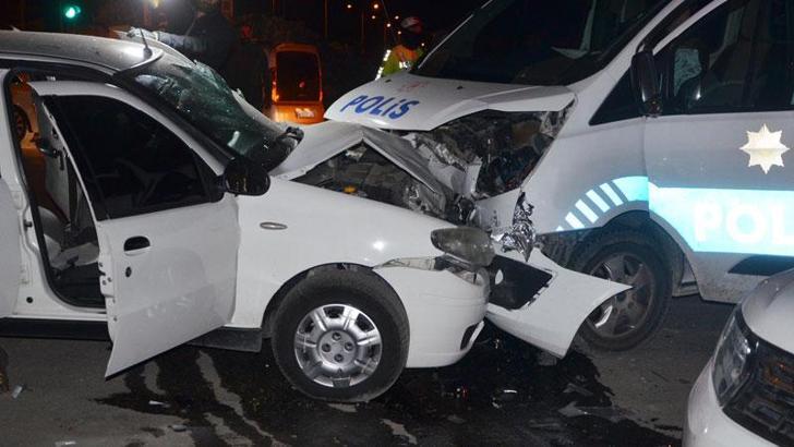 Kaçan sürücünün otomobili, takip sırasında polis aracına çarptı; 8 yaralı