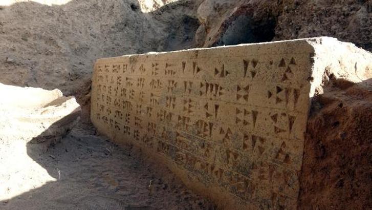 Körzüt Kalesi'nde 2 çivi yazılı kitabe ile 2800 yıllık Urartu tapınağı bulundu