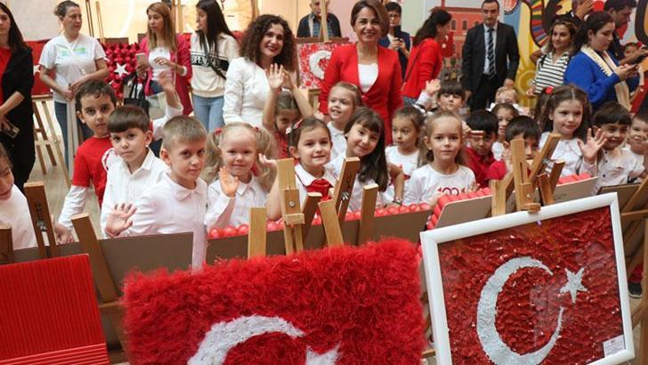 Anaokulu öğrencilerinden, geri dönüşüm malzemeleriyle 100 Türk bayrağı