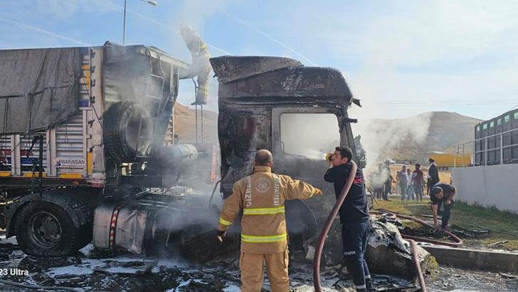 Bariyere çarpıp alev alan kömür yüklü kamyon yandı