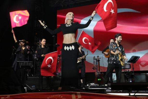 Eskişehir'de Gülşen'in '29 Ekim' konserini 50 bin kişi izledi