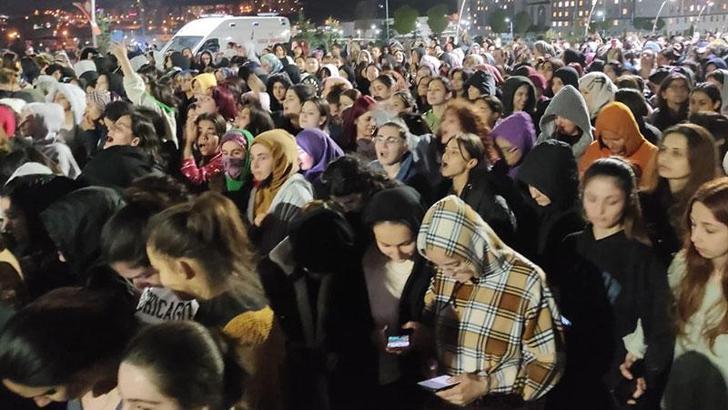 Sivas'ta, KYK yurdunda bir kız öğrencinin asansörde mahsur kalmasına binlerce kişilik protesto