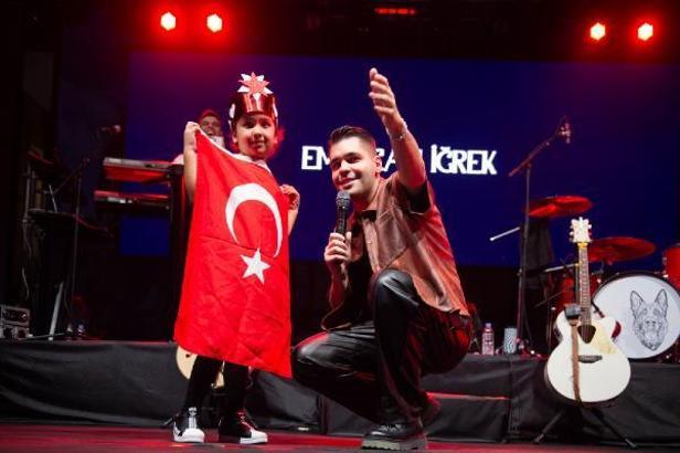 Seyhan’da Emir Can İğrek’le Cumhuriyet coşkusu