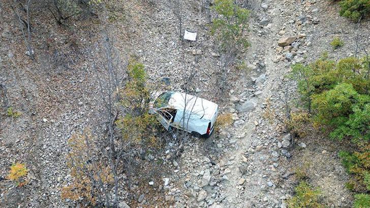 Uçuruma yuvarlanan hafif ticari araçtaki 2 kişi yaralandı