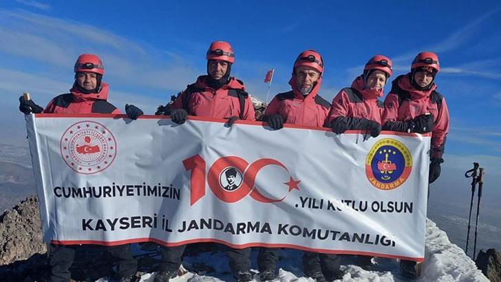 JAK ekiplerinden Cumhuriyet'in 100'üncü yılı için zirve tırmanışı