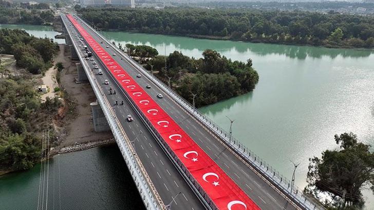 Adana 15 Temmuz Şehitler Köprüsü'ne dev bayrak