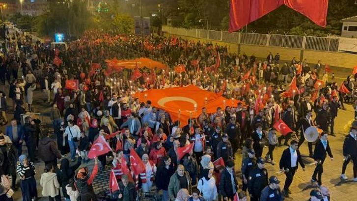 Iğdırlılar 'Cumhuriyet' için saat '19.23'te yürüdü