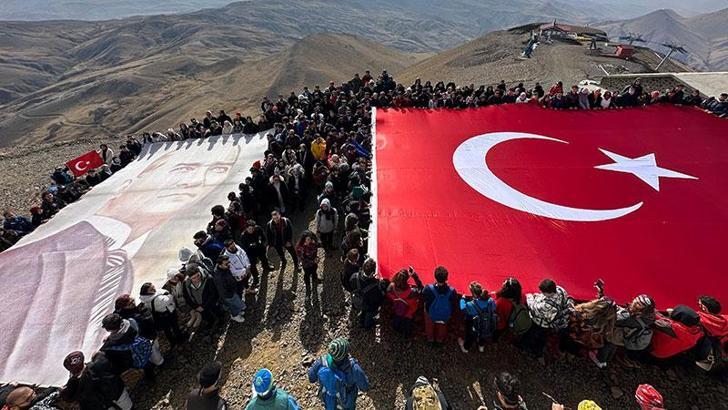Öğrencilerden Palandöken'e Cumhuriyet tırmanışı