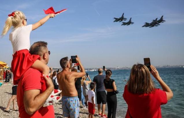 Antalya'da F-16'lardan 100'üncü yıl gösterisi